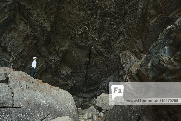 Nationalpark stehend Frau Eingang Höhle groß großes großer große großen