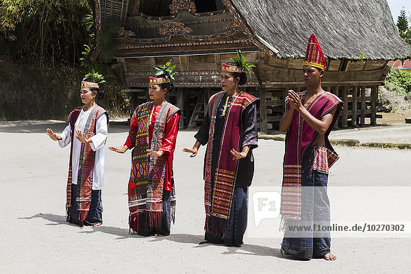 Mensch Menschen Tradition tanzen Museum Dorf zeigen Insel Indonesien
