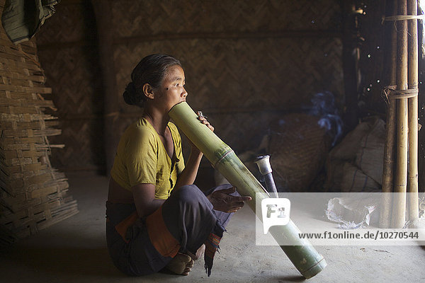 rauchen rauchend raucht qualm qualmend qualmt Frau Tabak Bangladesh