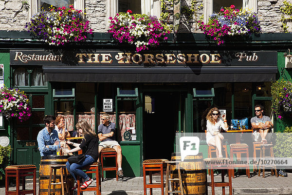 Gäste  die vor einem Pub sitzen; Kenmare  County Kerry  Irland