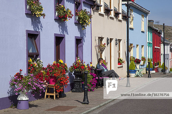 Bunte Gebäude und dekorative Blumen entlang der Straße; Ardgroom  Grafschaft Cork  Irland