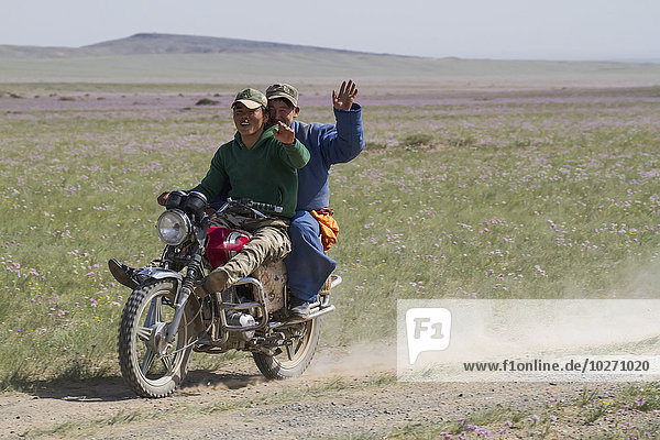 Männer auf einem Motorrad  Gobi-Gurvansaikhan-Nationalpark  Provinz Ímn÷govi  Mongolei