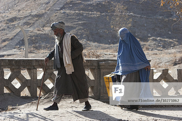 Alter Mann und Frau mit Burka in einer Straße in Kabul  Afghanistan