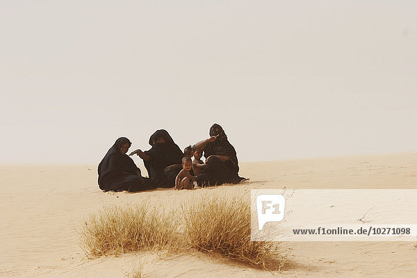 Tuareg-Frauen und -Kinder auf einer Sanddüne in der Nähe von Timbuktu  Mali