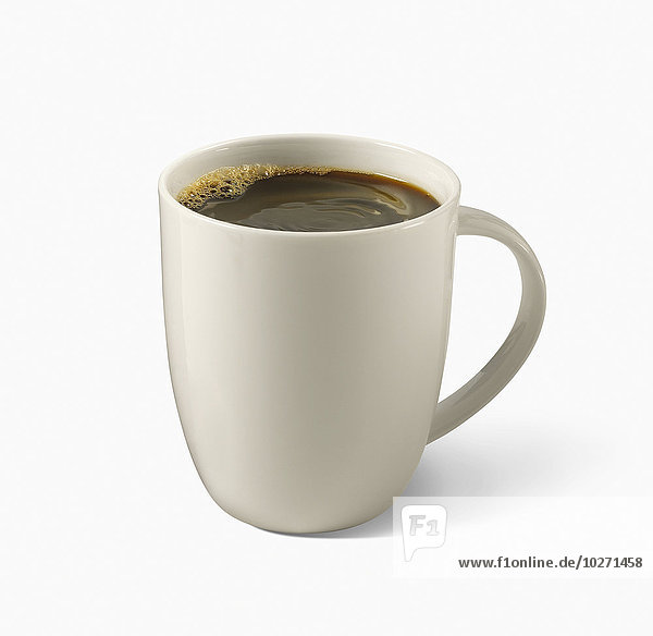Tasse Kaffee auf weißem Hintergrund