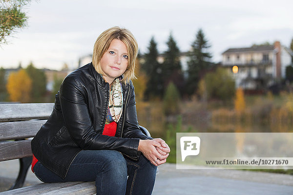 Porträt einer reifen Frau in einem Park im Herbst; Edmonton  Alberta  Kanada'.