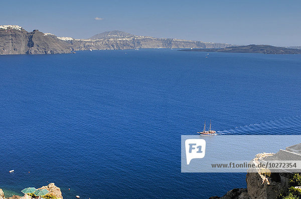 Ein Zweimast-Segelschiff fährt durch die Caldera der Insel Santorin; Santorin  Griechenland'.