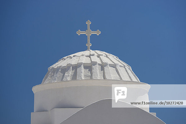 Eine weiße Kuppel und ein Kreuz im Kloster Panayia Vrysiani; Xembela  Sifnos  Kykladen  Griechische Inseln  Griechenland