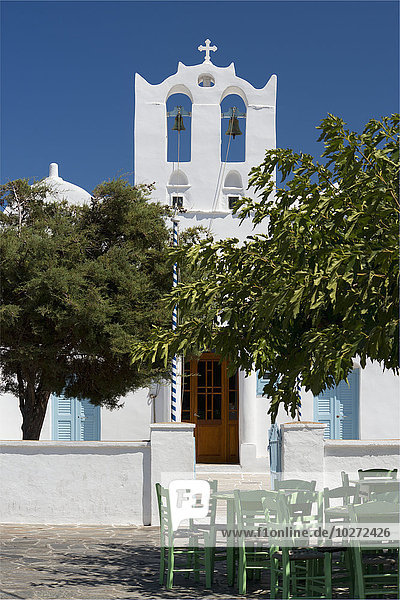 Hölzerne Tavernenstühle vor der Kirche von Agios Konstantinos; Artemonas  Sifnos  Kykladen  Griechische Inseln  Griechenland'.
