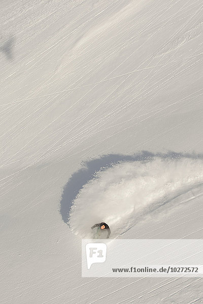 Luftaufnahme eines Snowboarders auf einer verschneiten Piste; Haines  Alaska  Vereinigte Staaten von Amerika'.