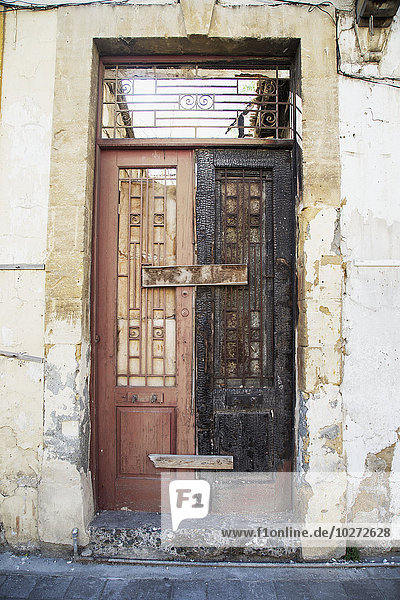 Doppeltüren aus Holz mit zwei verschiedenen Oberflächen; Nikosia  Zypern'.