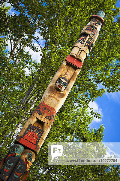 Totempfahl an der Stätte der Eyak  Tlingit  Haida und Tsimshian  Alaska Native Heritage Centre; Anchorage  Alaska  Vereinigte Staaten von Amerika'.