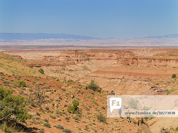 Abenteurer bei der Erkundung eines Wüsten-Slot-Canyons; Hanksville  Utah  Vereinigte Staaten von Amerika'.