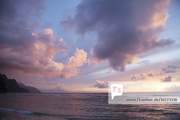 Sonnenuntergang über dem Wasser  Kee Beach im Haena Beach State Park; Haena  Kauai  Hawaii  Vereinigte Staaten von Amerika'.