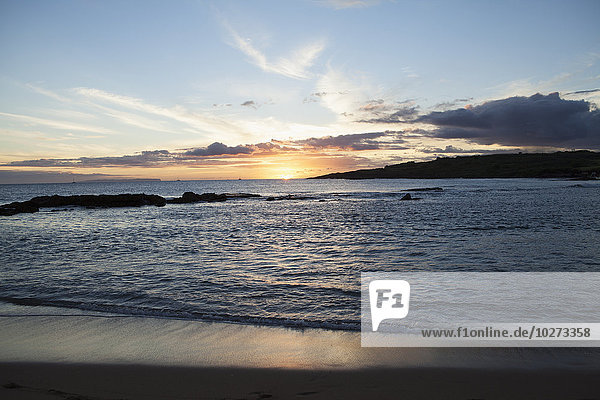 Sonnenuntergang über dem Salt Ponds Beach Park  in der Nähe von Hanapepe  Südwest Kauai; Kauai  Hawaii  Vereinigte Staaten von Amerika'.
