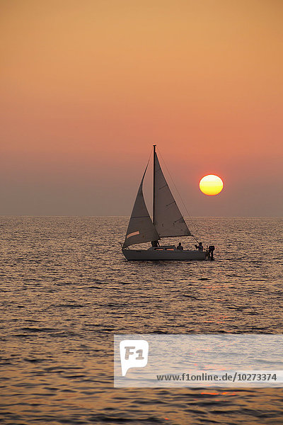 Segelboot bei Sonnenuntergang; Wailea  Maui  Hawaii  Vereinigte Staaten von Amerika'.