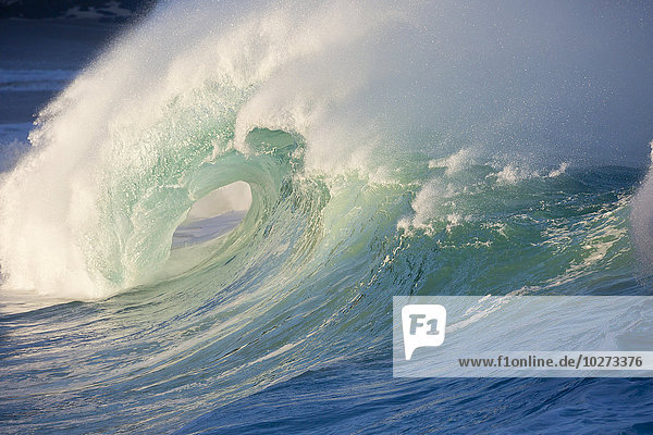 Wellen brechen in der Waimea Bay an der Nordküste von Oahu; Oahu  Hawaii  Vereinigte Staaten von Amerika'.