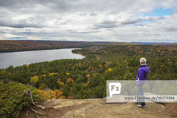 Frau blickt von Booth's Rock über den Rock Lake  Algonquin Park; Ontario  Kanada'.