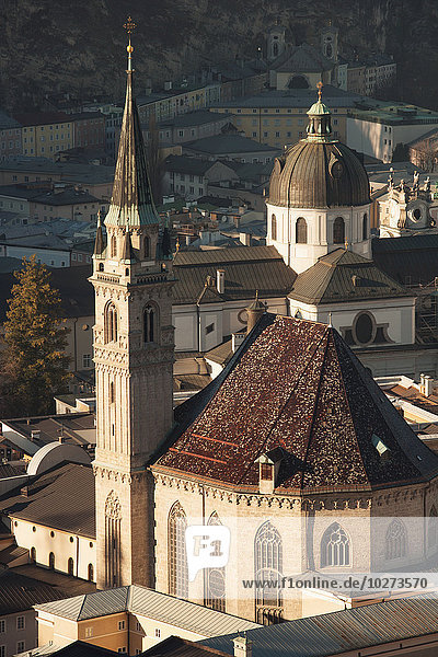Blick von der Burg über die Dächer der Stadt mit dem Dach und dem Glockenturm der Franziskanerkirche; Salzburg  Österreich'.