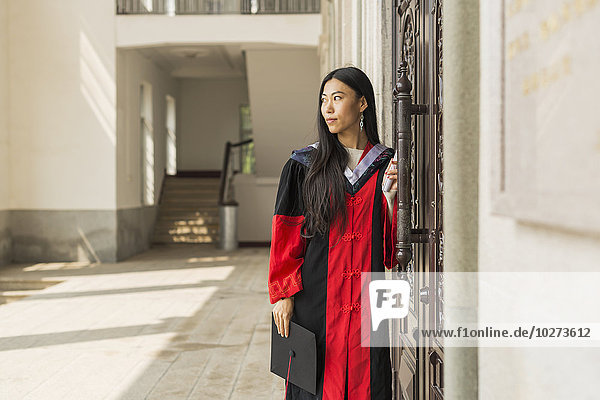 Studentin bei Abschlussfeier der Universität; Xiamen  Fujian  China'.