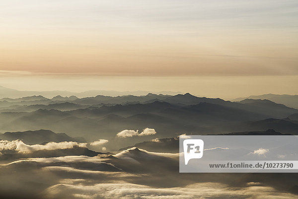 Luftaufnahme des Andengebirges in der Morgendämmerung  Ecuador