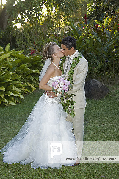 Hochzeitspaar küssend; Hawaii  Vereinigte Staaten von Amerika'.