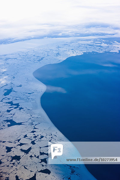Luftaufnahme von Meereis und offenem Meer im Winter; Nome  Alaska  Vereinigte Staaten von Amerika'.