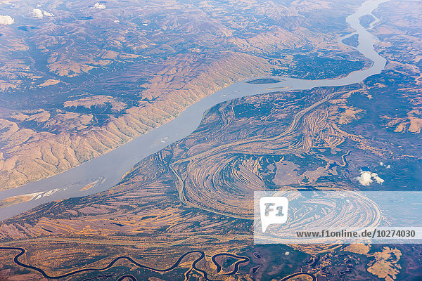 Luftaufnahme des Yukon River und der umliegenden Tundra; Alaska  Vereinigte Staaten von Amerika'.