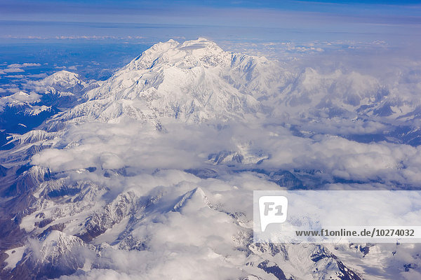 entfernt niedrig Amerika Wolke Ansicht Verbindung Berg hoch oben Mount McKinley Denali Nationalpark Luftbild Fernsehantenne Alaska
