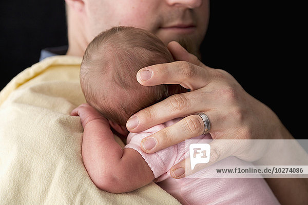 Neugeborenes neugeboren Neugeborene halten Menschlicher Vater Tochter