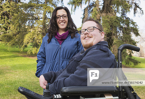 Behinderter Ehemann mit seiner Frau posiert für ein Foto in einem Park im Herbst; Edmonton  Alberta  Kanada'.