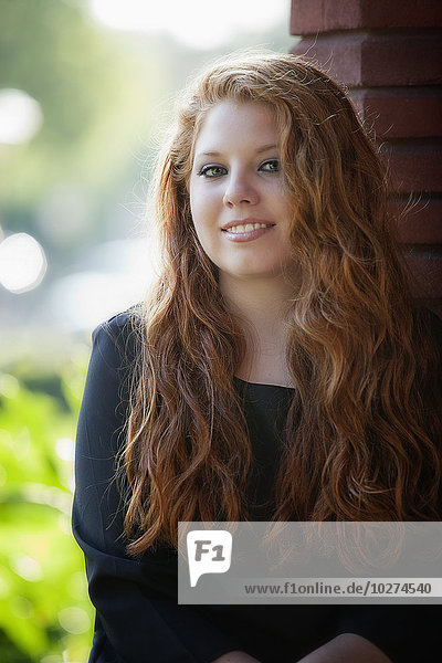 Porträt einer jungen Frau mit langen roten Haaren; Vereinigte Staaten von Amerika