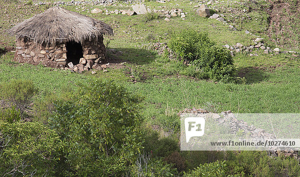 Die runden Häuser mit Strohdächern prägen die Landschaft und die Berghänge; Toro Toro  Bolivien'.