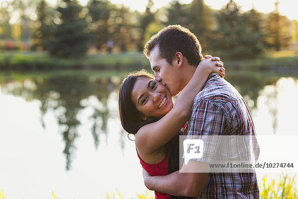 Gemischtrassiges Paar  das im Herbst in einem Park Zeit miteinander verbringt; St. Albert  Alberta  Kanada'.