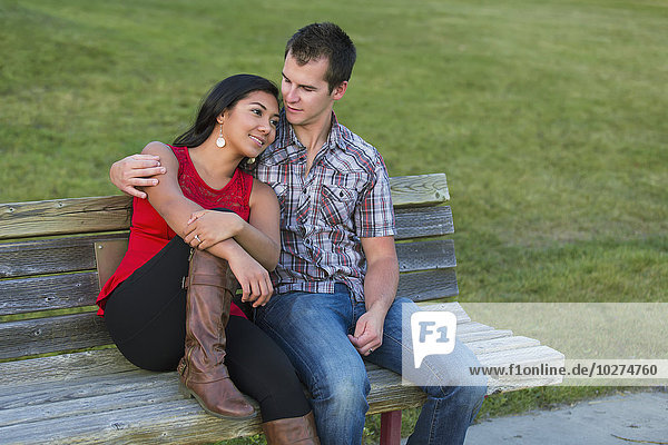 Gemischtrassiges Paar  das im Herbst in einem Park Zeit miteinander verbringt; St. Albert  Alberta  Kanada'.