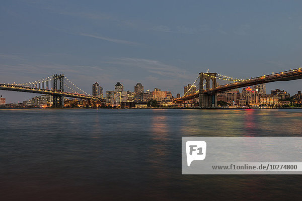 Manhattan- und Brooklyn-Brücke bei Sonnenuntergang;New York City  New York  Vereinigte Staaten von Amerika'.
