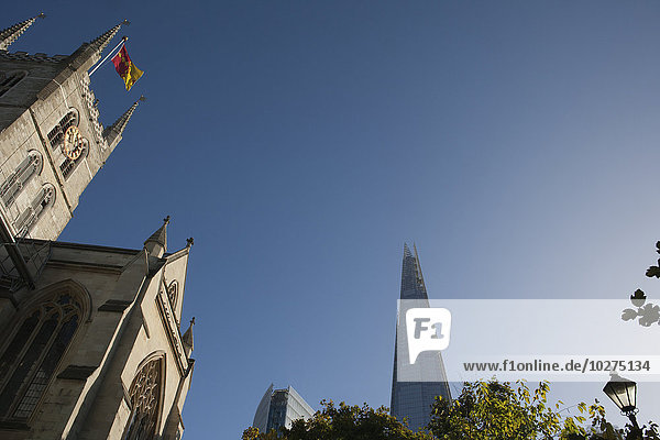 "Der Shard-Wolkenkratzer von Renzo Piano  der sich hinter der Southwark-Kathedrale erhebt; London  England