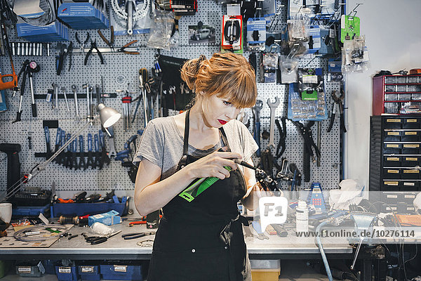 Mechanikerinnen reparieren Pedal in der Werkstatt