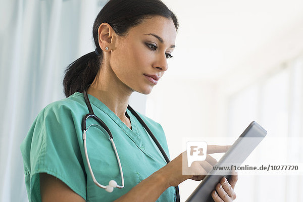 Ärztin mit digitalem Tablet