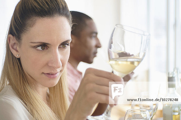 Mann und Frau verkosten Weißwein