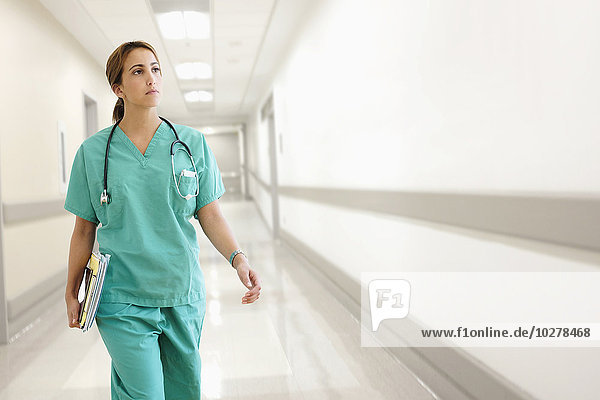 Junge Ärztin im Krankenhauskorridor