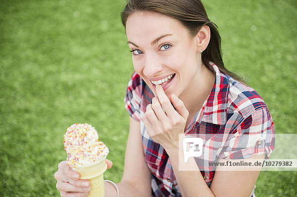 Porträt einer Frau  die eine Eiswaffel isst