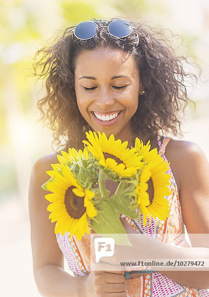 Portrait Frau lächeln Sonnenblume helianthus annuus