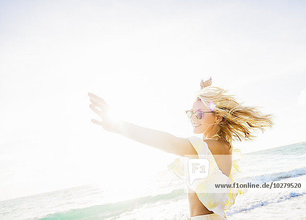 junge Frau junge Frauen lächeln Strand