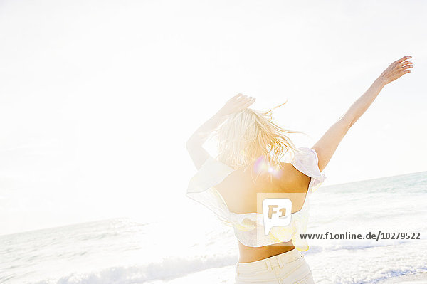junge Frau junge Frauen Strand