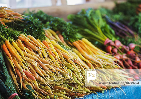 Marktstand mit Bio-Gemüse