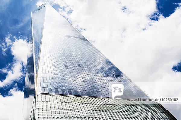 Niedriger Blickwinkel auf das One World Trade Center gegen den Himmel