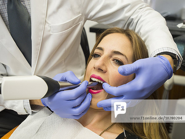 Zahnarzt und Patient in der Zahnarztpraxis