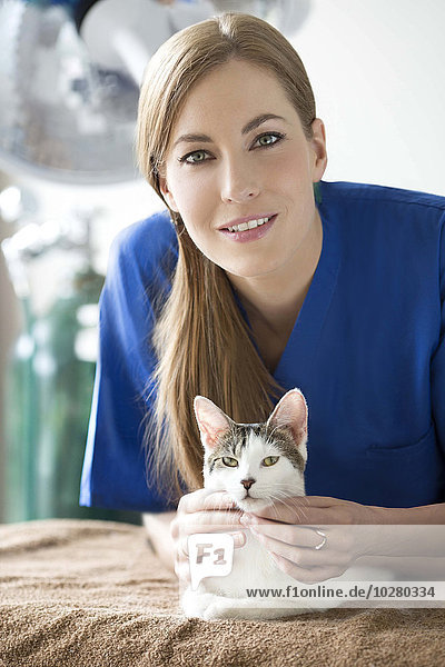 Porträt eines Tierarztes mit Katze