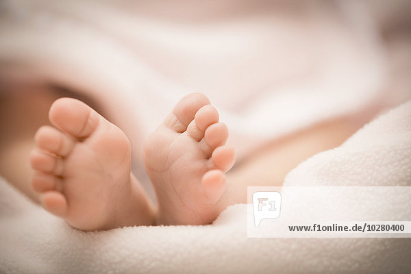 Nahaufnahme der Füße eines neugeborenen Babys (0-1 Monate)